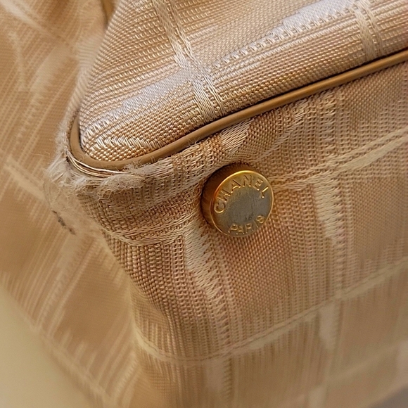 27. Chanel Tote - Picture 4 of 8